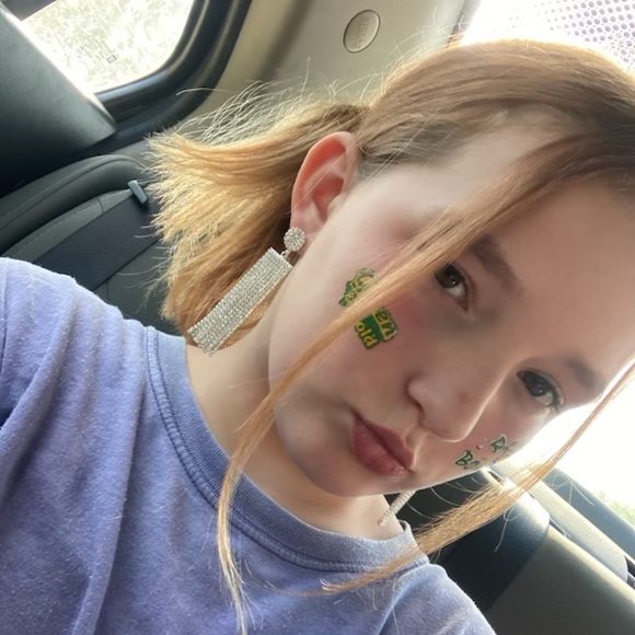 Meet your Posher, Addison - Picture 2 of 2